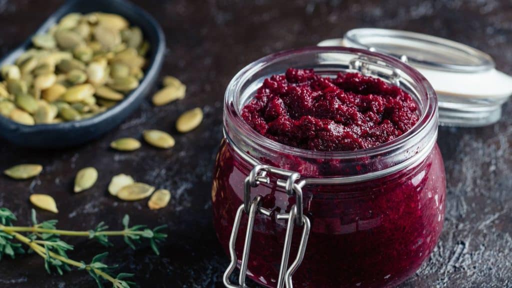 Las cuatro variantes del pesto que te harán olvidar a la original 51 Pesto de remolacha y pistacho 1 1