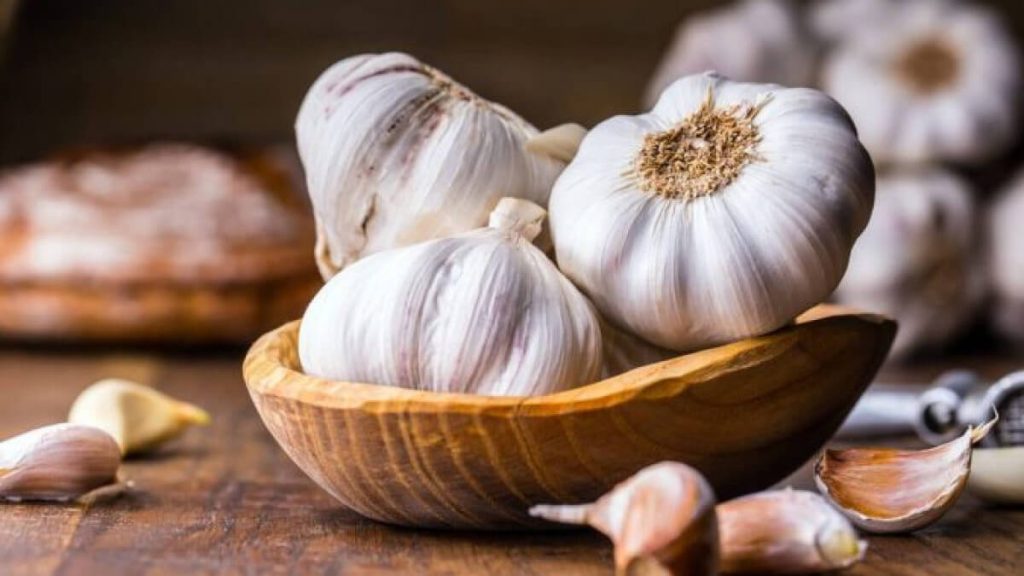 El ingrediente barato y delicioso para unos muslitos de pollo de impresión 25 Pica la cebolla y el ajo