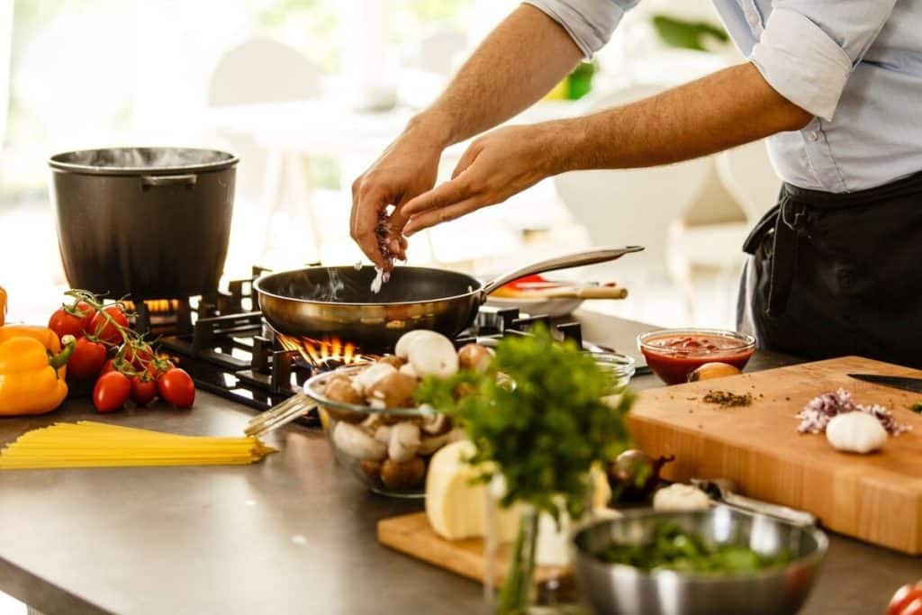 Pica todos los ingredientes y añádelos a la olla