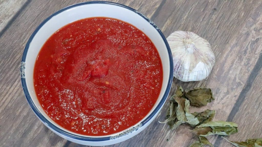 Prepara la salsa para la pizza