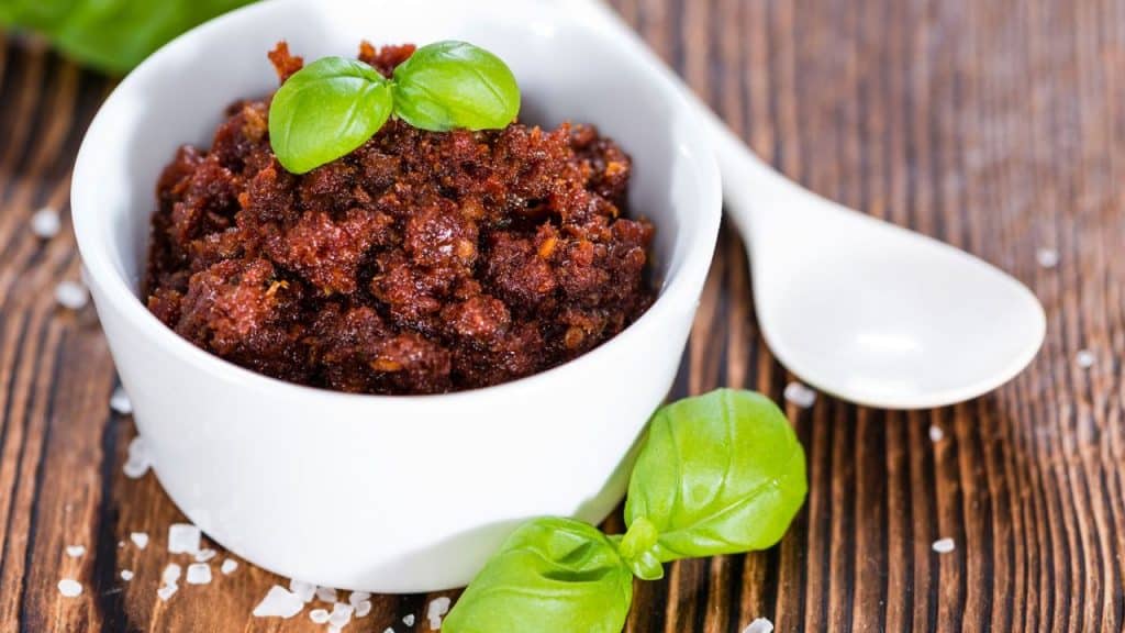 Las cuatro variantes del pesto que te harán olvidar a la original 54 Preparación de pesto con avellanas y tomate seco