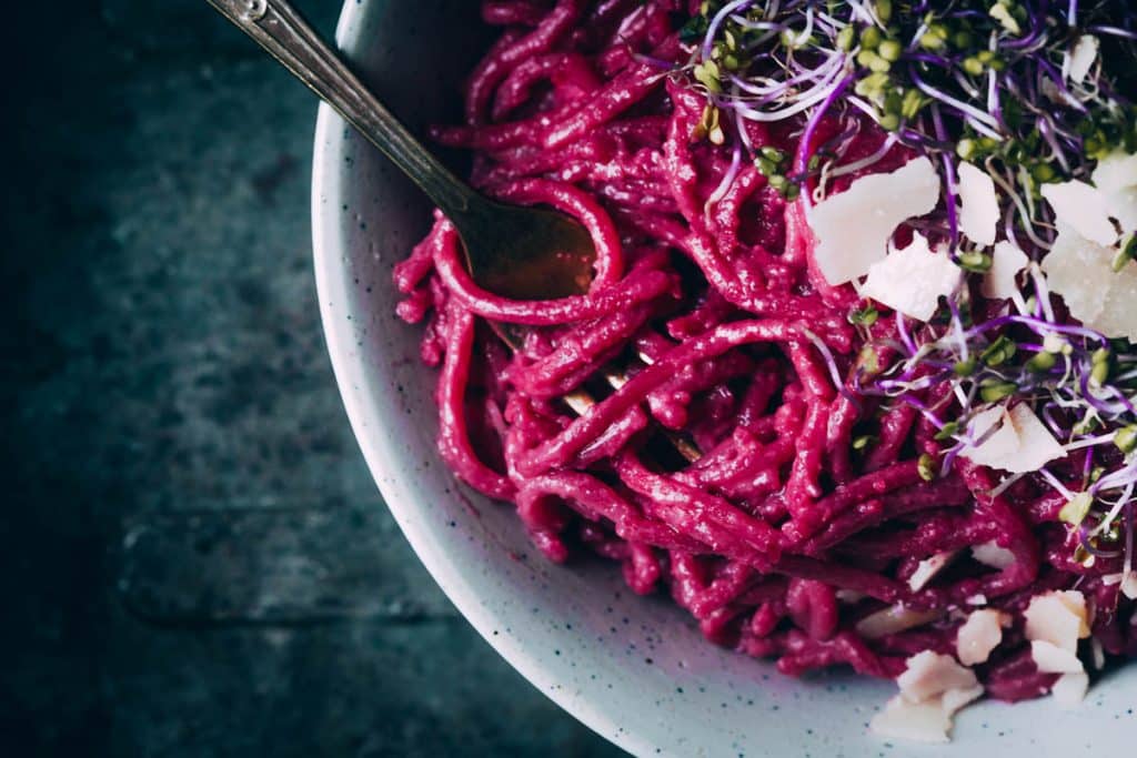 Las cuatro variantes del pesto que te harán olvidar a la original 52 Preparación del pesto con remolacha y pistacho