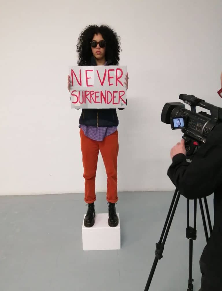 Bajo el título "WOKE, 230 años de feminismo", exponen a una mujer real como escultura hiperrealista