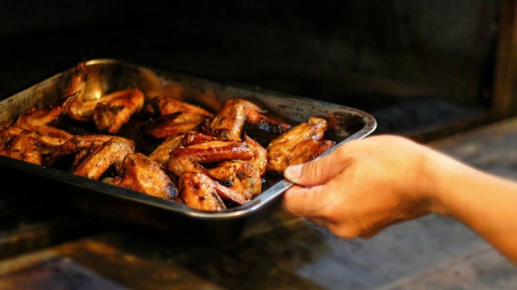 Cómo hacer unas alitas de pollo crujientes que no engorden un gramo 115 Saca las alitas de pollo y regresa a hornear