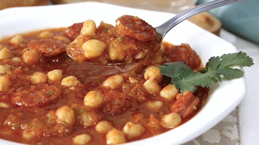 La receta de garbanzos más deliciosa para combatir los últimos días de frío 126 Sirve el platillo con una hogaza de pan