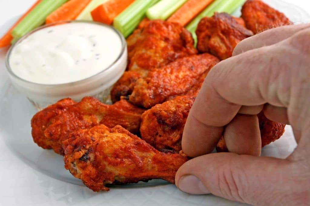 Cómo hacer unas alitas de pollo crujientes que no engorden un gramo 114 Unta las alitas de pollo con la mezcla