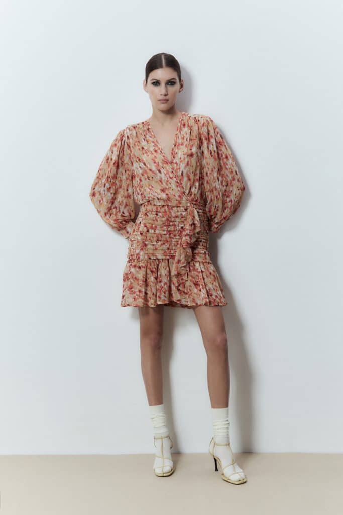 El vestido midi de Sfera por 49,99 euros que deslumbra y anuncia la primavera 88 El vestido midi de Sfera por 49,99 euros que deslumbra y anuncia la primavera