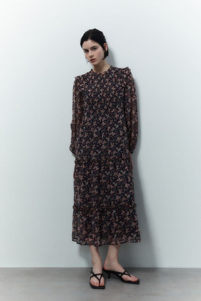 El vestido midi de Sfera por 49,99 euros que deslumbra y anuncia la primavera 92 El vestido midi de Sfera por 49,99 euros que deslumbra y anuncia la primavera