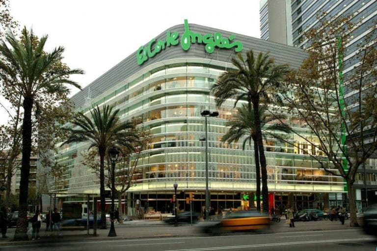 El monedero de El Corte Inglés con textura de serpiente y cierre de cremallera por 5,99 euros que nada tiene que envidiar a otros más caros