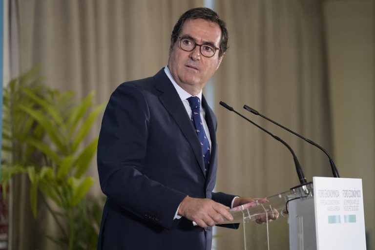 Sánchez sube el salario mínimo un 50% sin consultar a los empresarios