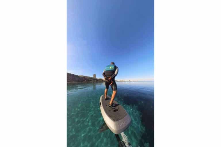 El eFoil como deporte acuático y ecofriendly, la apuesta de Kalima Charter