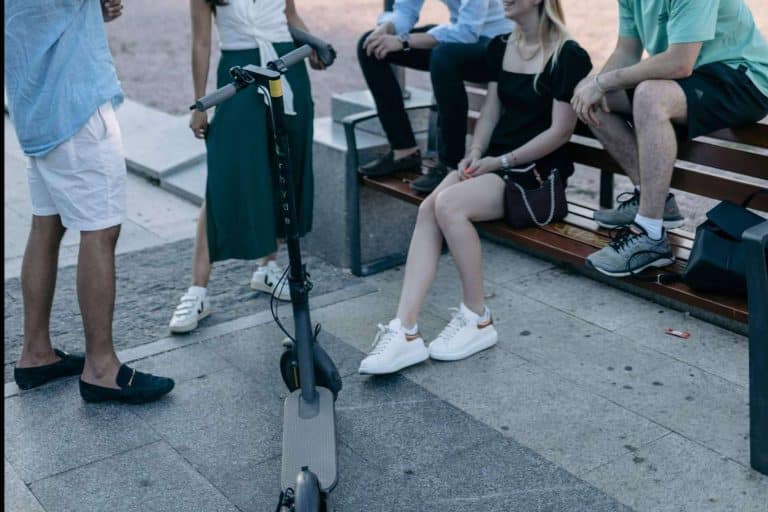 Rhyde, con su oferta de patinetes eléctricos reacondicionados, apuesta por neutralizar el impacto de carbono de la movilidad urbana