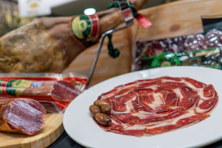 La clave para obtener embutidos ibéricos de calidad, por Los Romeros de Alanís