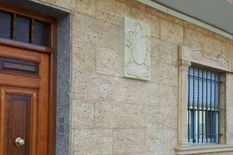 Escudos heráldicos tallados en piedra natural, de la mano de Tienda Heráldica