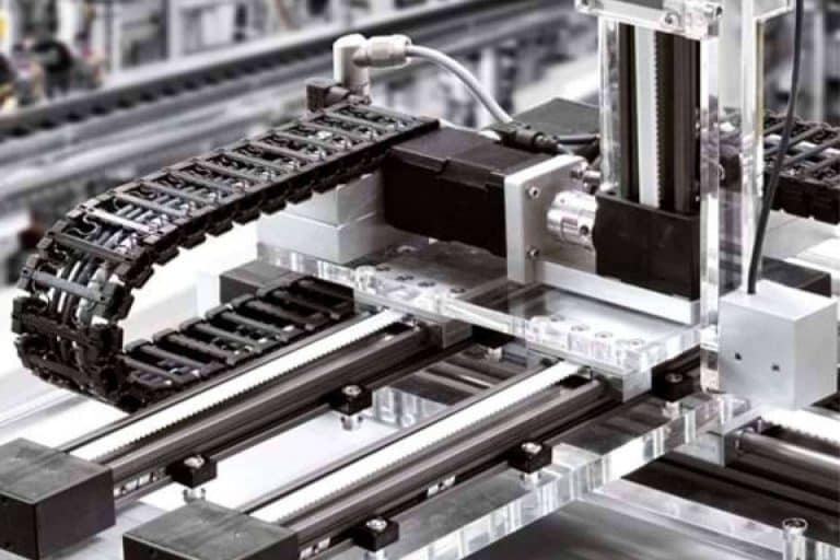 La facilidad de programar y configurar robots cartesianos de igus