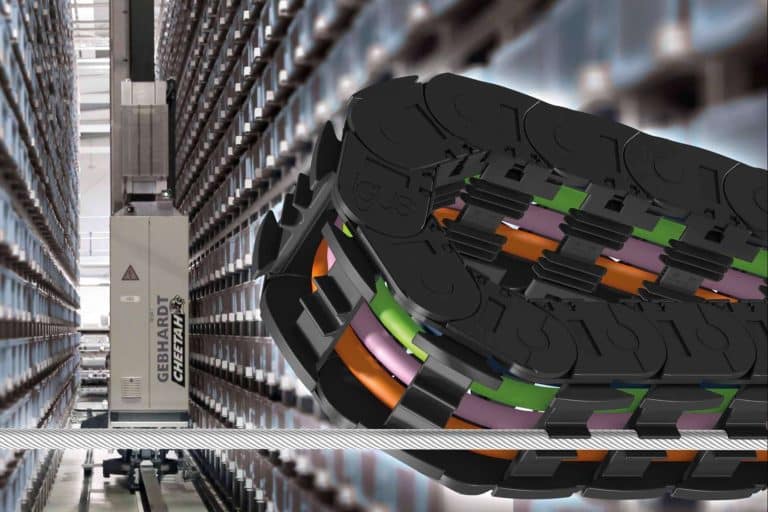 La cadena portacables igus incorpora un cordón de acero como guía para manipular materiales