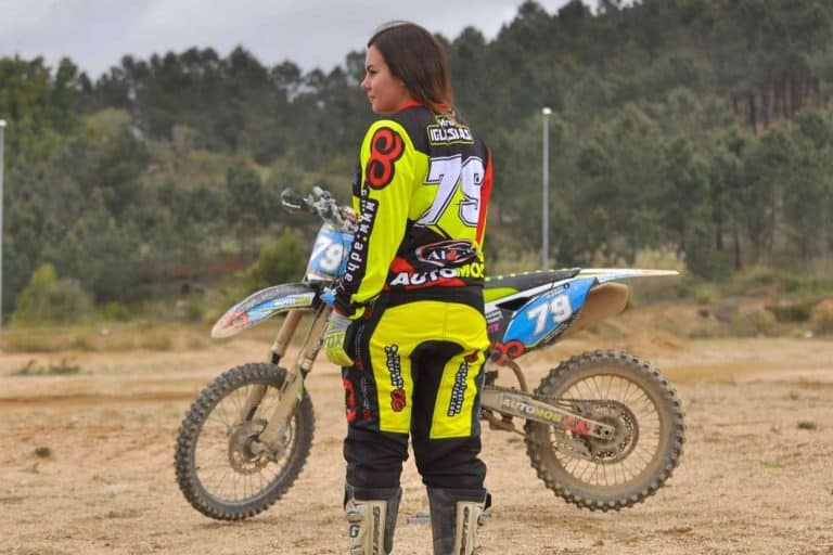 Obtener adhesivos, ropa, fundas de asiento y otros productos personalizados con ADHESIVOSEMBARRADOS