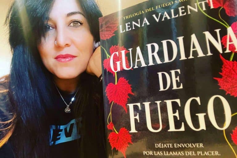 Lena Valenti, la escritora bestseller badalonense, presenta su sorprendente trilogía del 'Fuego Sagrado'