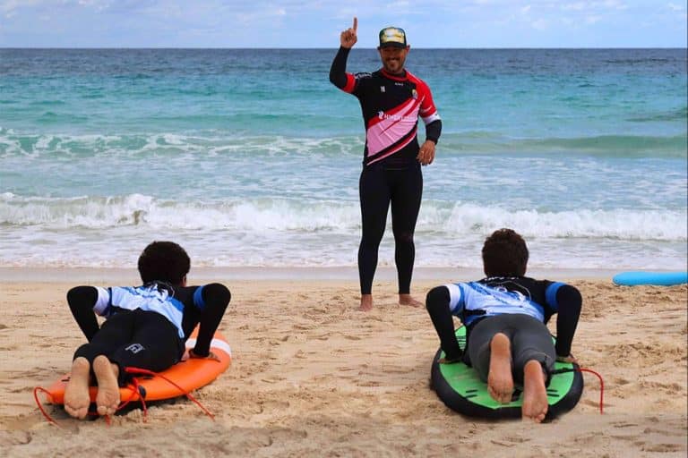 La sonrisa de las primeras olas practicando surf