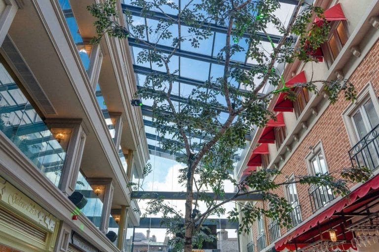 Compass Research brinda cerramientos motorizados para hostelería que se adaptan a cualquier establecimiento