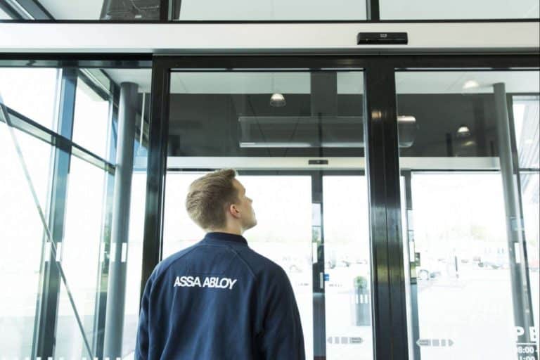 Resolución de averías y mantenimiento de puertas automáticas