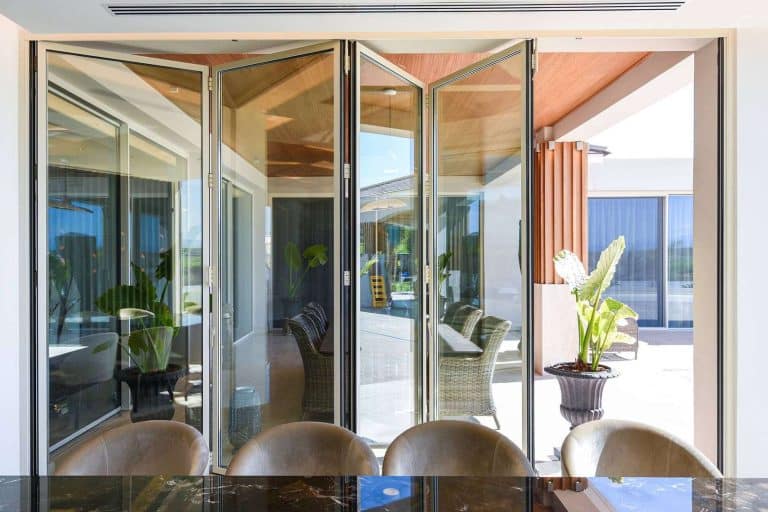 Adquirir cerramientos con cortinas de cristal funcionales y prácticos de la mano de Compass Research