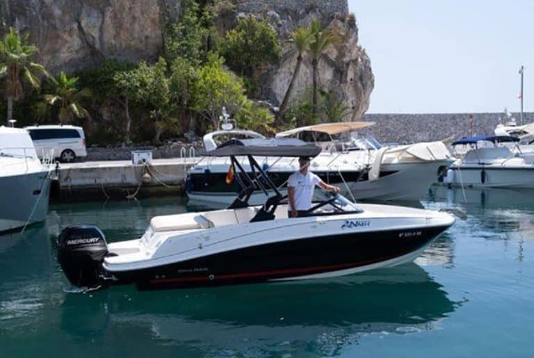 Visita la costa granadina en barco