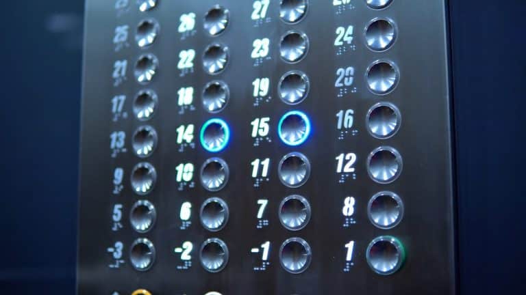 ¿Por qué los ascensores de los hospitales no tienen espejos?