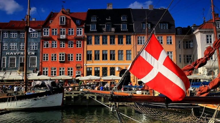 En Dinamarca a los que no se han casado a los 25 los embadurnan de canela.