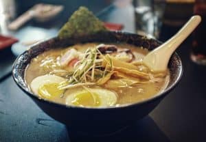 Ramen en verano: el plato caliente que gana enteros en agosto en España