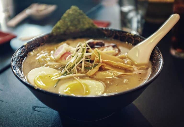 Ramen en verano: el plato caliente que gana enteros en agosto en España