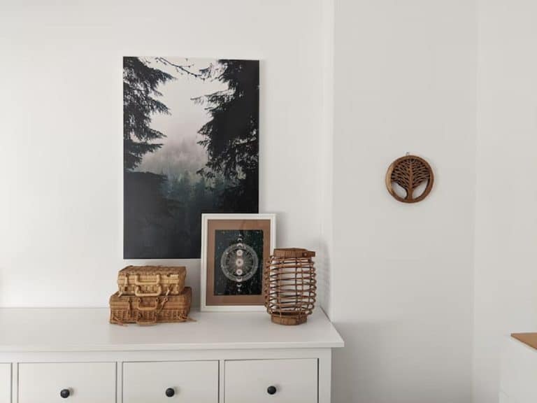 Minimalismo en la entrada: decorando con aparadores y recibidores modernos