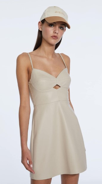 Vestido corto efecto piel cut outs