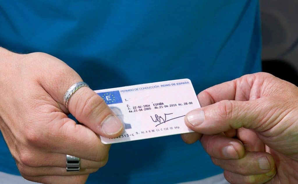 La DGT da marcha atrás, y ya no puede multarte por esto