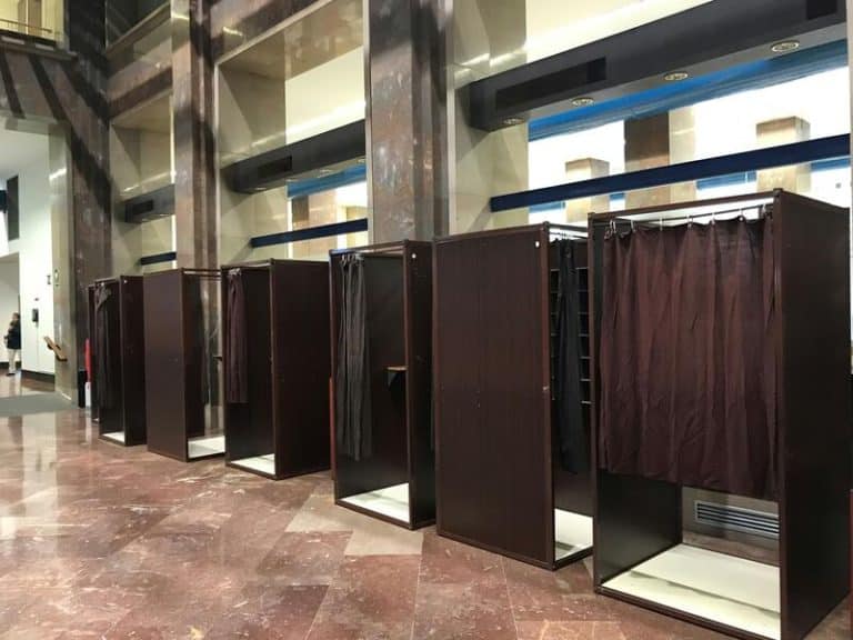 El Gobierno ya ha adjudicado contratos para urnas y sobres del 28M las pero sigue buscando quien se ocupe de las cabinas