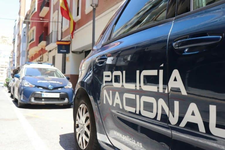 Detenido por apuñalar a dos jóvenes que mantuvieron una pelea con su hijo en Elda (Alicante)