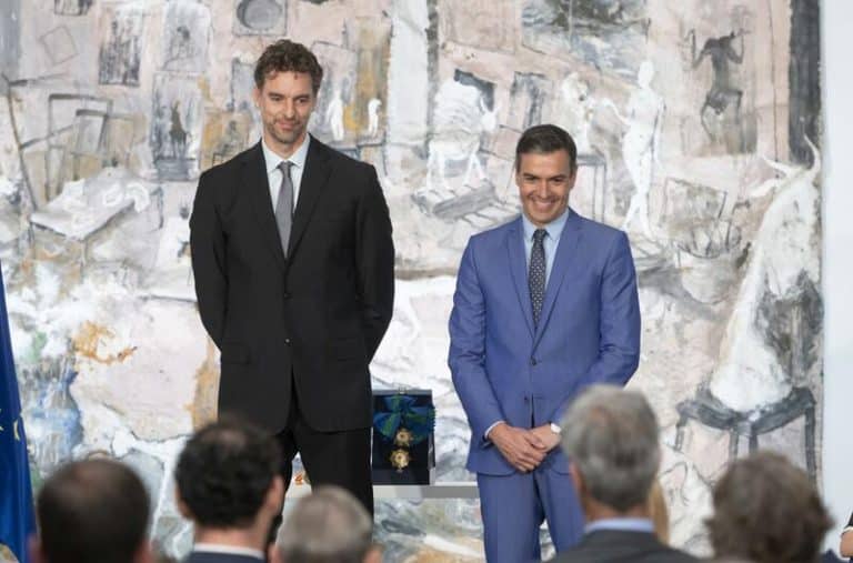 Sánchez felicita a Pau Gasol tras retirar Los Lakers su camiseta: 