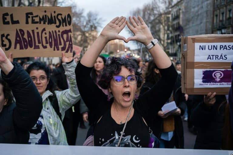 Miles de mujeres recorren la calle Atocha al grito de 