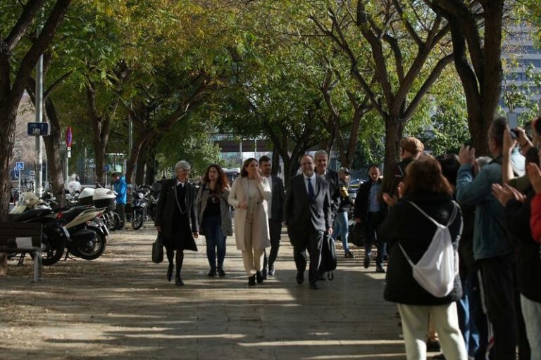 Colau llega a la Ciutat de la Justícia a declarar como investigada por presuntas coacciones a Vauras