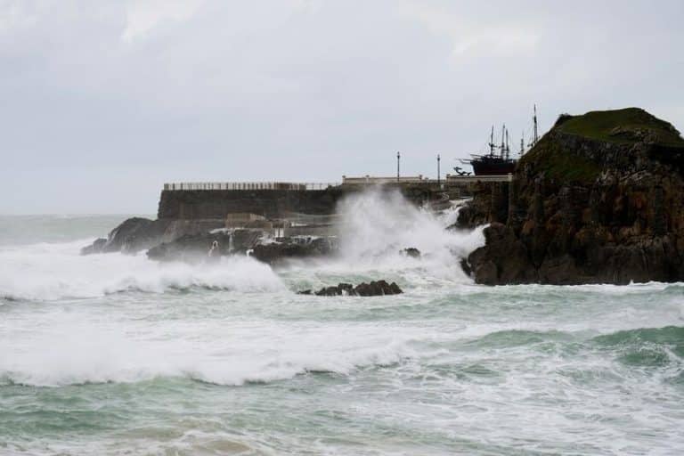 Las temperaturas caerán mañana hasta 9ºC y el viento y el oleaje pondrá en riesgo a buena parte de las zonas costeras