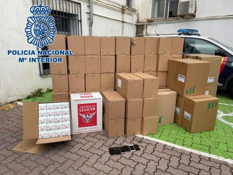 Intervienen 40 kilos de hachís y 26.000 cajetillas de tabaco y detienen a tres personas en La Línea (Cádiz)