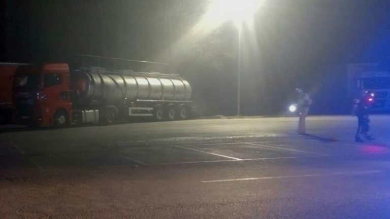 Efectivos de emergencias intervienen en una fuga de ácido clorhídrico de un camión en Ambrosero (Cantabria)