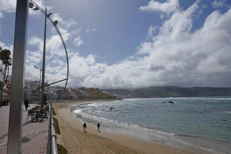 Viento y olas afectan mañana a Canarias, las lluvias a Galicia y Asturias y en el resto del país predominará el calor
