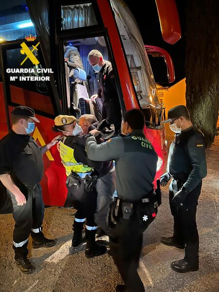 Ocho poblaciones desalojadas y tres carreteras cortadas por el incendio de Villanueva de Viver (Castellón)