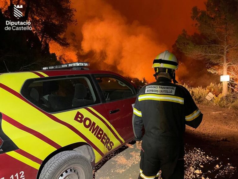 Las altas temperaturas y el viento de poniente complicarán de nuevo los trabajos del incendio de Castellón