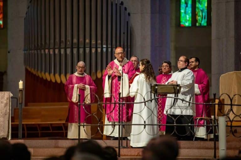 Las mujeres y hombres que sean instituidos por la Iglesia como lector y acólito no recibirán un sueldo