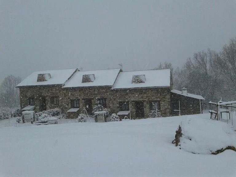 El riesgo por nevadas vuelve mañana a Pirineos y las olas y el viento seguirán afectando al norte y el noreste