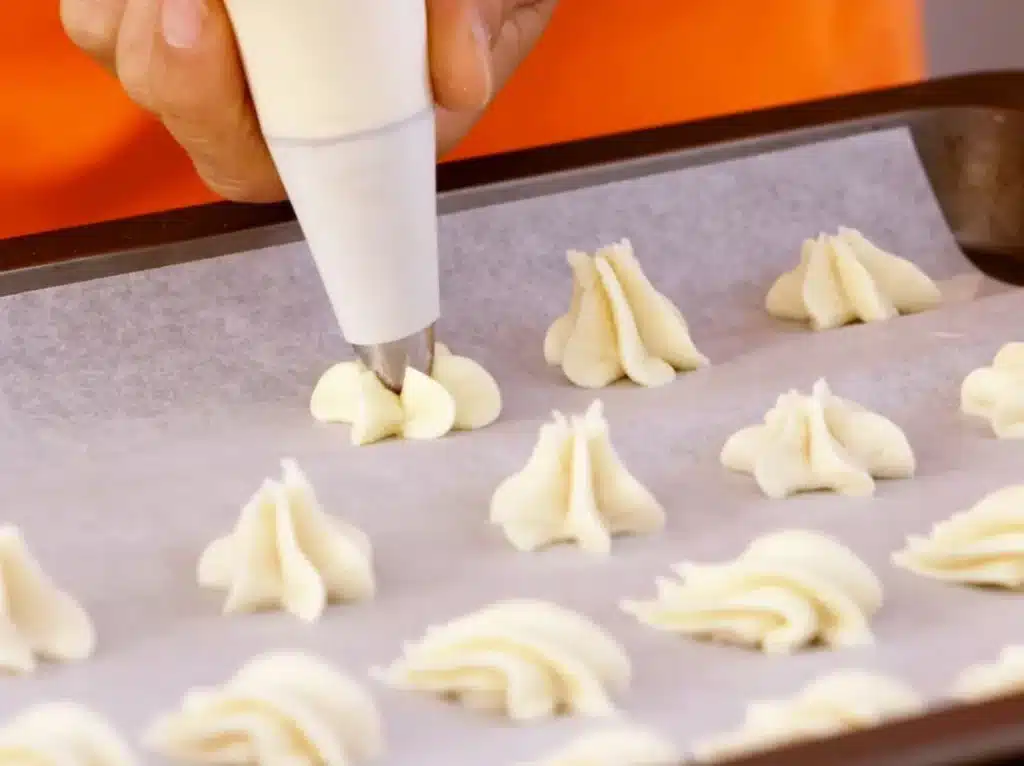 Agrega el merengue y metelo en la manga pastelera