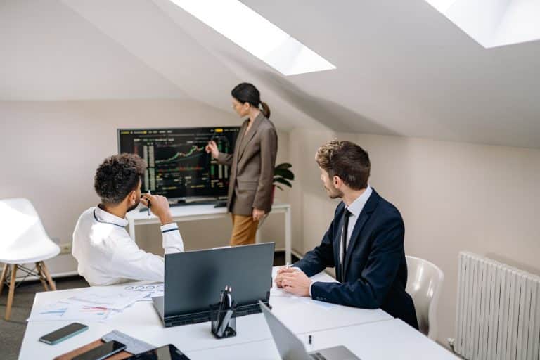 El experto económico Amine Saoudi Hassani explica cómo afectan las finanzas corporativas