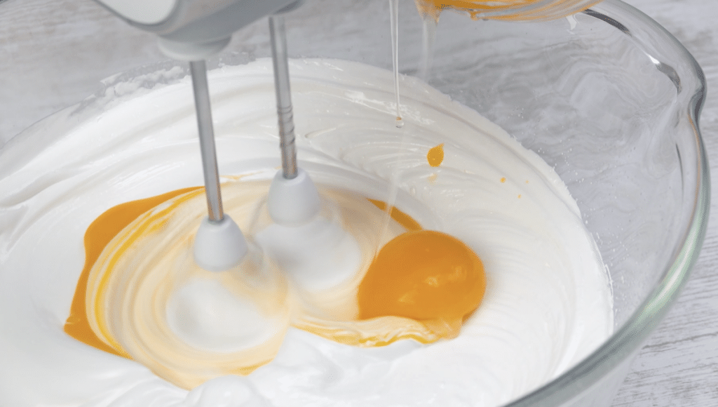 Anade la mantequilla y bate las yemas